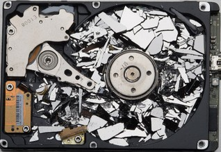 Disque dur HDD ouvert brisé