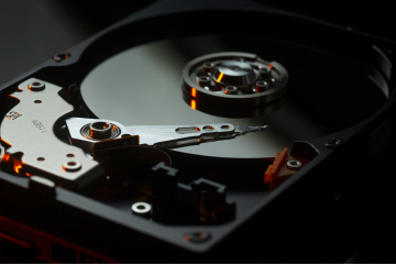 Disque dur HDD en pleine écriture ouvert